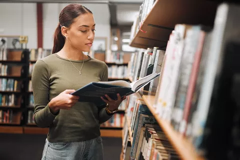Mujer reforzando sus conocimiento en finanzas