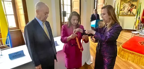 Director Arango y senadoras entregan reconocimiento
