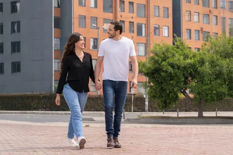Pareja feliz, caminando por la ciudadela Maiporé, Soacha.