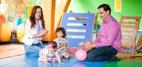 Familia en clases de estimulación para bebés
