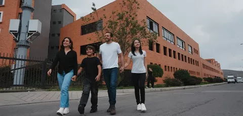 Familia en su vivienda sismorresistente en Bogotá