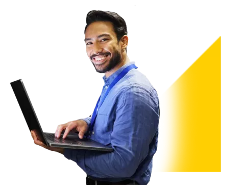 Joven sonriente actualizando los sistemas de seguridad de su empresa.