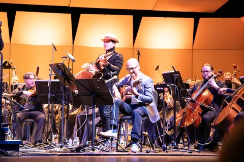 Músicos Ensamble Cruzao junto a la Orquesta Filarmónica de Bogotá 
