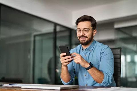 Hombre pagando su crédito educativo  desde su aplicación