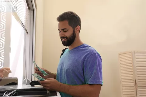 Hombre pagando su crédito educativo en Effecty o Paga Todo
