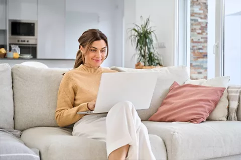 Mujer realizando el registro de la solicitud del crédito mujeres.