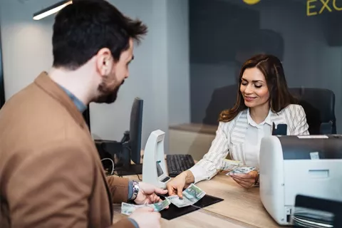 Mujer pagando su crédito en Effecty o Paga Todo