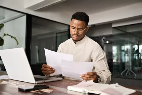 Hombre revisando documentos financieros
