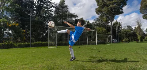 Niño entrenando en la Escuela de Fútbol de Colsubsidio