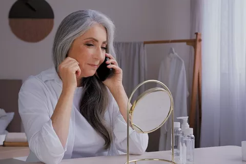 Mujer recibiendo orientación de imagen por teléfono