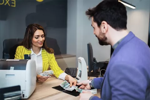 Hombre pagando su crédito hipotecario de Colsubsidio