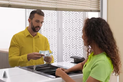 Mujer pagando su crédito hipotecario en Effecty o Paga Todo