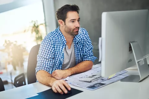 Hombre diligenciando el formulario para solicitar crédito hipotecario de Colsubsidio