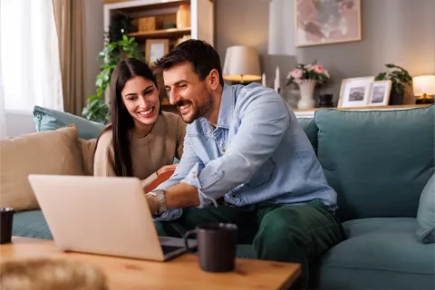 Pareja leyendo los requisitos del crédito hipotecario de Colsubsidio