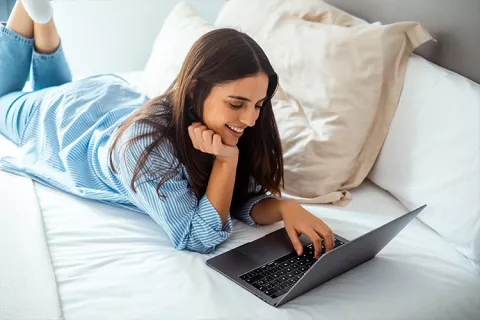 Mujer en su portátil revisando el formulario de la solicitud del crédito hipotecario de Colsubsidio