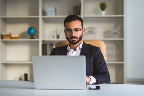 Hombre leyendo el formulario de solicitud del crédito de libre inversión de Colsubsidio