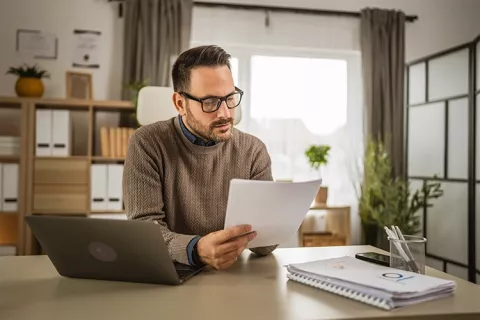 Hombre revisando los requisitos para solicitar el crédito de libre inversión de Colsubsidio}