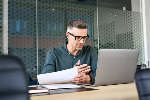 Hombre revisando los requisitos de compra de cartera de Colsubsidio