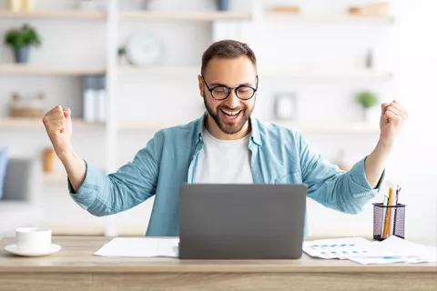 Hombre feliz por la aprobación de su crédito hipotecario con Colsubsidio