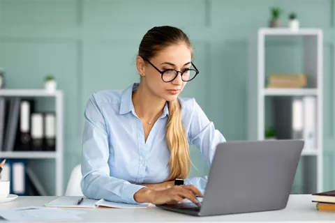 Persona diligenciado formulario en línea