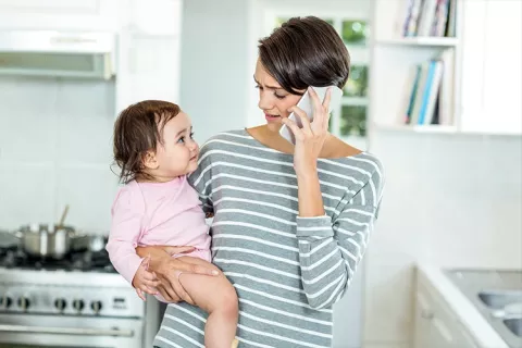 Madre en cita de pediatría virtual
