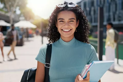 Mujer feliz porque usó el crédito educativo de Colsubsidio