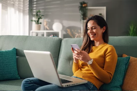 Usuaria feliz con el crédito de Colsubsidio exclusivo para mujeres