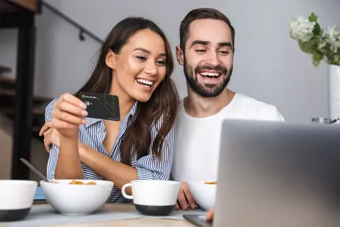Pareja usando la tarjeta amparada del cupo de crédito Colsubsidio