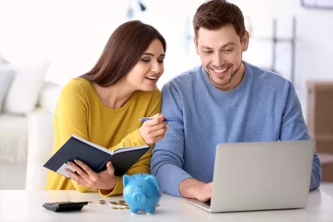 pareja informándose sobre Crédito Colsubsidio