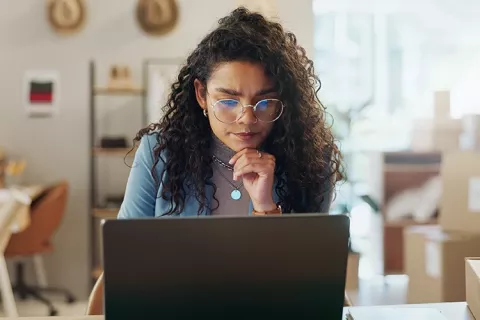 Mujer en su portátil realizando su afiliación en línea a Colsubsidio.