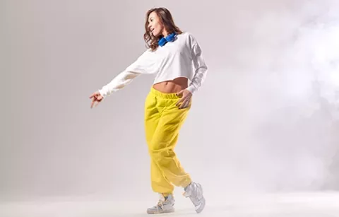 Mujer en clases de baile en Colsubsidio.