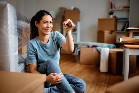 Mujer mostrando las llaves de su nueva Vivienda Colsubsidio.