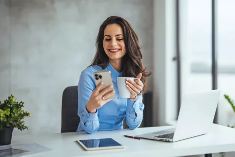Mujer solicitando su crédito de libre inversión en línea,