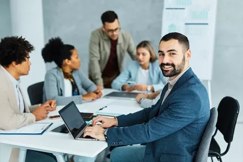 Desarrolla habilidades en redacción empresarial y comercial