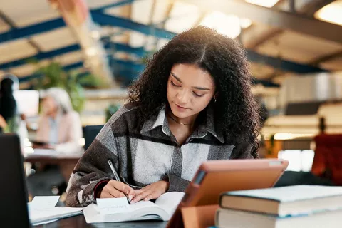 Mujer estudiando un técnico laboral en la CET Colsubsidio.
