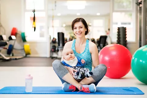 Mamá en clase de estimulación para bebés de Colsubsidio.