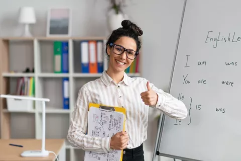 Estudiante de lenguas extranjeras aprendiendo un nuevo idioma en Colsubsidio