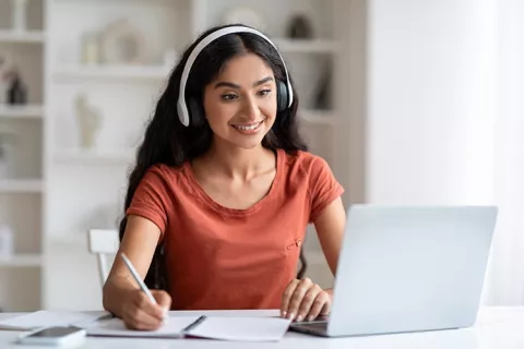 Estudiante preparándose en el curso Preicfes de Colsubsidio.