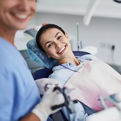 Mujer en valoración odontológica en Dentivip Colsubsidio