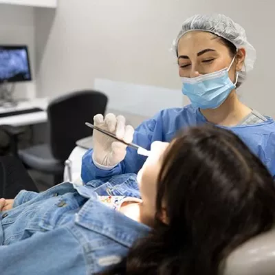 Mujer en cuidado oral en Dentivip Colsubsidio