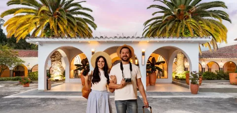 Pareja llegando al hotel Alcarávan de Colsubsidio