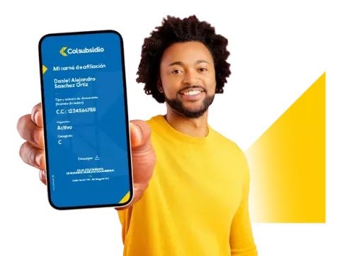 Hombre sonriente mostrando en su celular el carné de afiliación a Colsubsidio
