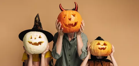 Niños creando su calabaza para Halloween en los clubes Colsubsidio