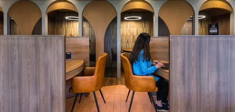 Mujer en los espacios colaborativos y coworking de Colsubsidio.