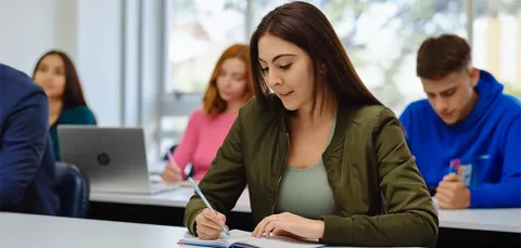 Estudiante en clases de su técnico en la CET Colsubsidio.
