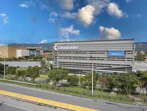 BLOC Fontanar Colsubsidio muestra un edificio moderno, rodeado de árboles y cerca a vía principal.