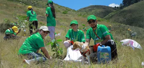 Personas recuperando las zonas verdes de Maiporé