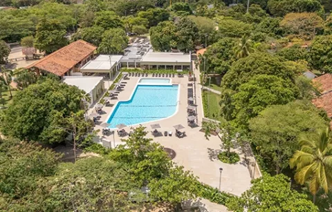 Panorámica de la piscina del Hotel Alcaraván