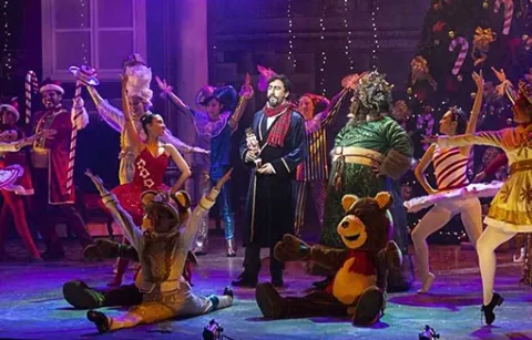 Cantantes, bailarines y escenario del musical Scrooge en el Teatro Colsubsidio