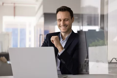Ejecutivo en el curso de redacción empresarial de Colsubsidio.